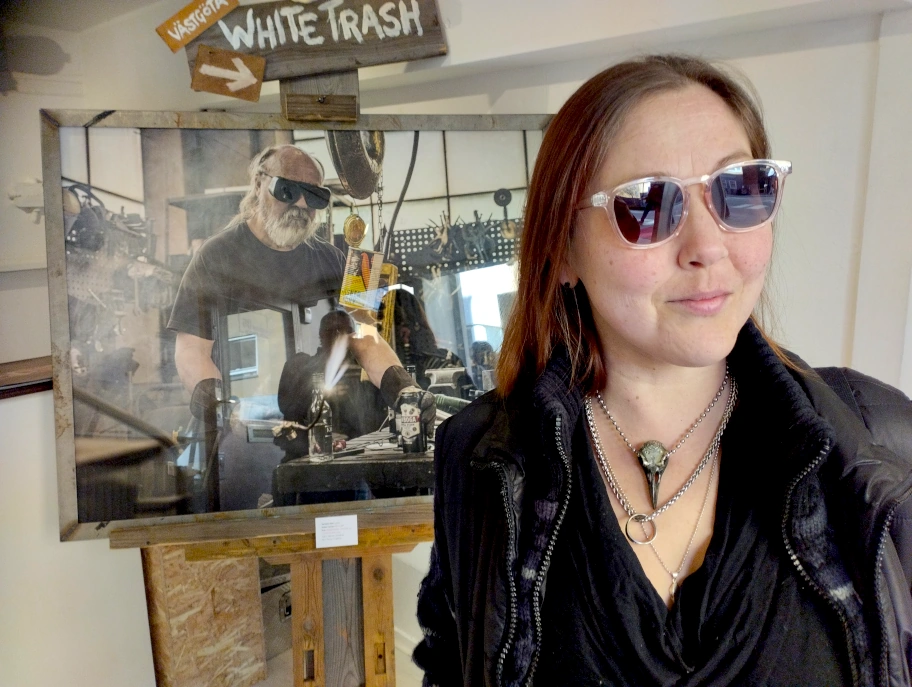 Besökare på utställningen White Trash