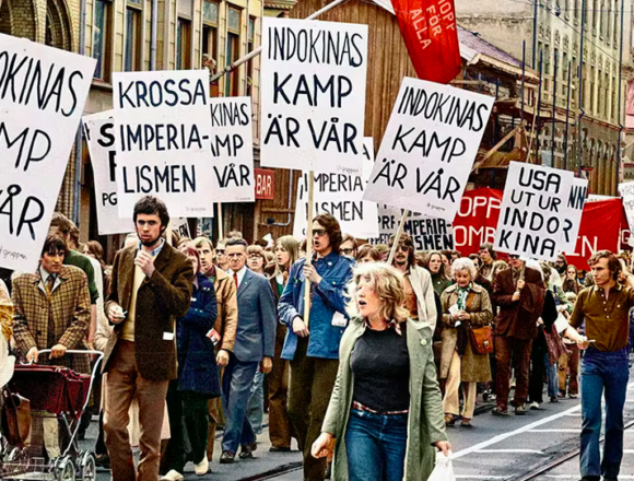 Skärmavbild 2026-05-20 kl. 07.29.40 Om 68:ornas barn och barnbarn … formade av svek och uppgivenhet